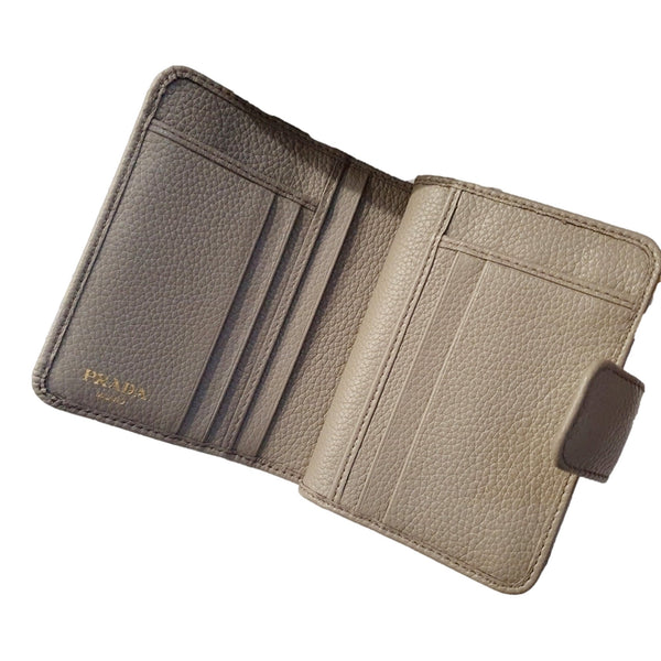 Prada Vitello Grain Argilla Grey Leather Small Wallet with Zipper Gold Plaque Logo – hardware detail 7