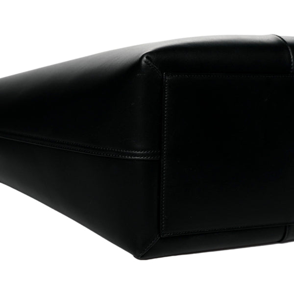 Saint Laurent Maxi Ring Handle Tote in Black Smooth Leather with Gold-Tone Ring Hardware Large – detail view 5